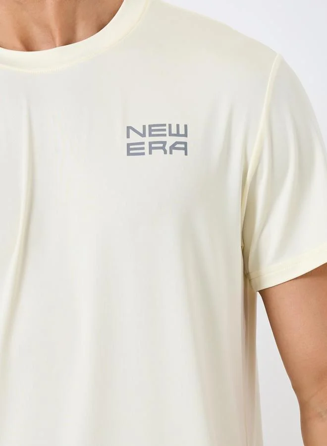 ستايلي تيشيرت جري بطبعة شعار وقصة مريحة